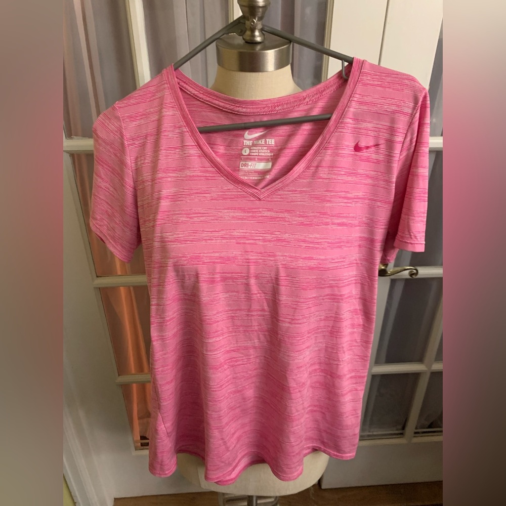 THE NIKE TEE ATHLETIC CUT